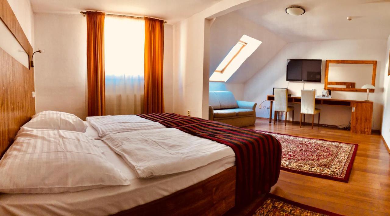Hotel & Penzion Grand Matej Banska Stiavnica Luaran gambar